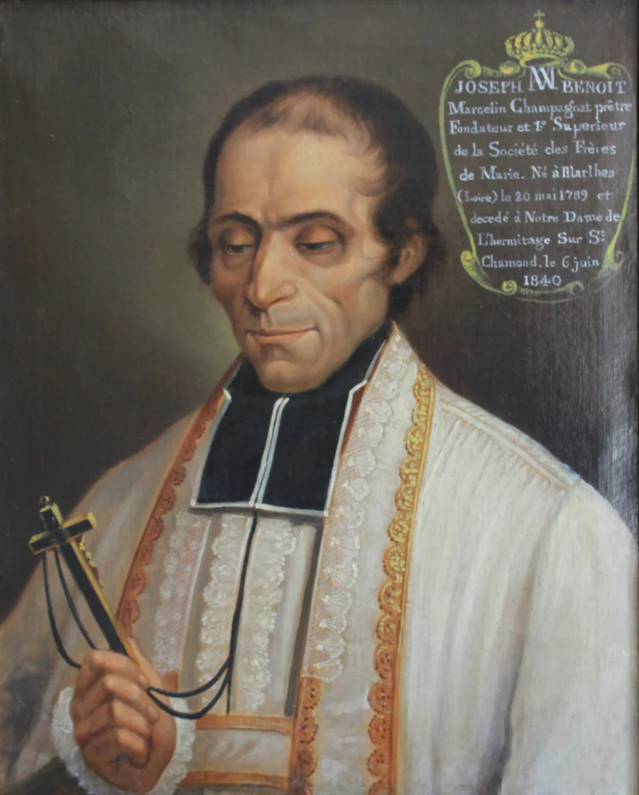 Marcelino Champagnat em retrato a óleo: batina preta, sobrepeliz branca e a cruz de professo na mão